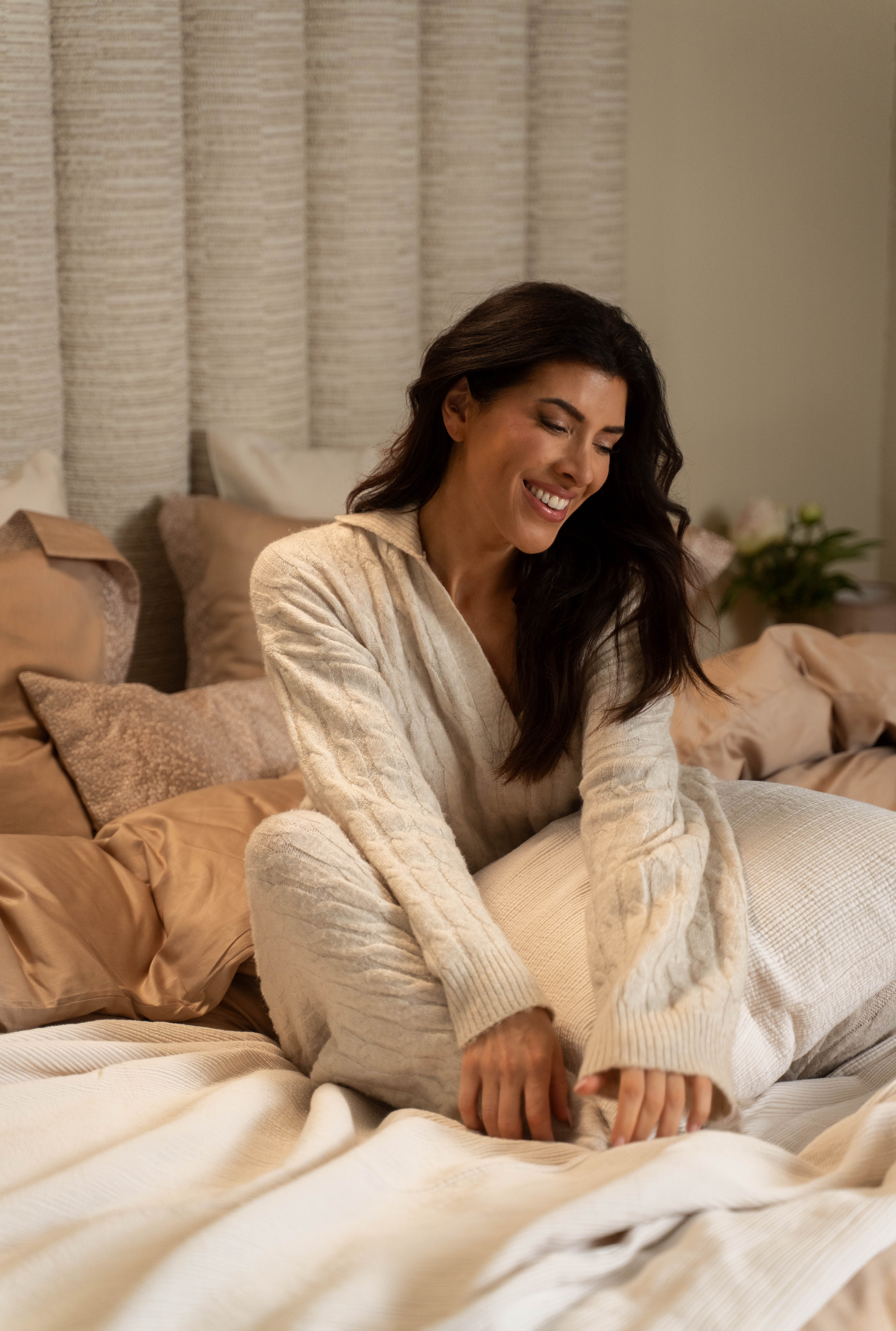 Daisy Diks in een bed opgemaakt met luxe Kayori hotelbeddengoed